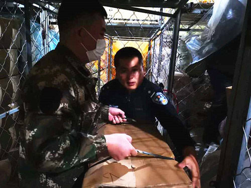 1598511383867055.jpg 4:法官干警在冷库“清凉”执行人参。.jpg