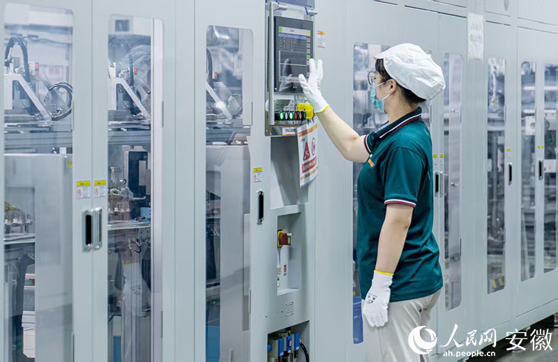 国轩高科生产车间内,技术工人正在控制生产设备。国轩高科供图