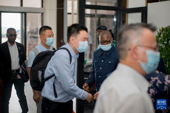 6月2日，援刚果（金）中国抗疫医疗首批专家组成员抵达刚果（金）首都金沙萨机场。新华社发